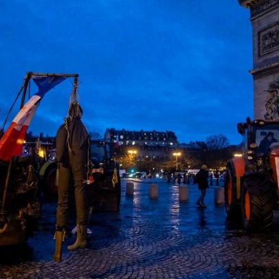 Acordo com Mercosul: agricultores furam barreiras em Paris