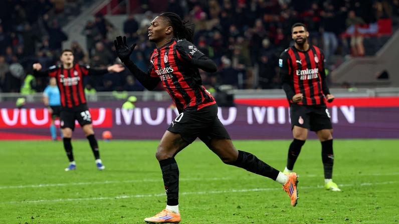 Rafael Leão celebra o golo do empate do Milan contra o Génova