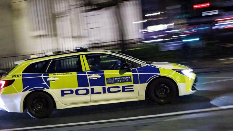 Policiais da Metropolitano patrulham fora do Parlamento de Westminster, Londres, 12 de janeiro de 2026.