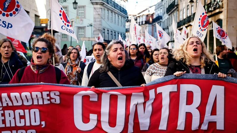 Manifestantes protestam contra o pacote laboral numa ação convocada pela CGTP-IN, entre o Largo Camões e a Assembleia da República, em Lisboa, 13 de janeiro de 2026. ANTÓNIO PEDRO SANTOS/LUSA