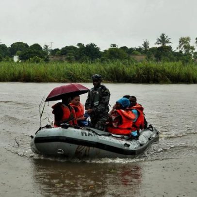 Cheias isolam aldeia e obrigam travessias de barco