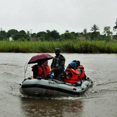 Cheias isolam aldeia e levam moradores a travessias de barco