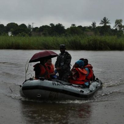 Maputo: Centenas isoladas pelas chuvas dependem da Marinha para ir trabalhar