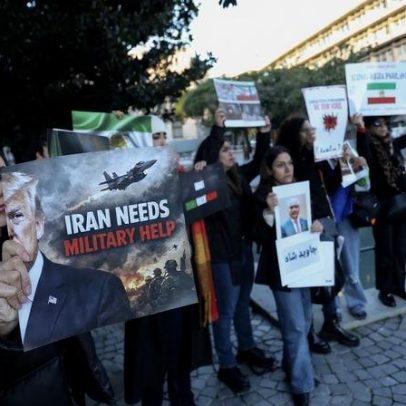 Protesto no Porto pede intervenção estrangeira sobre o Irão
