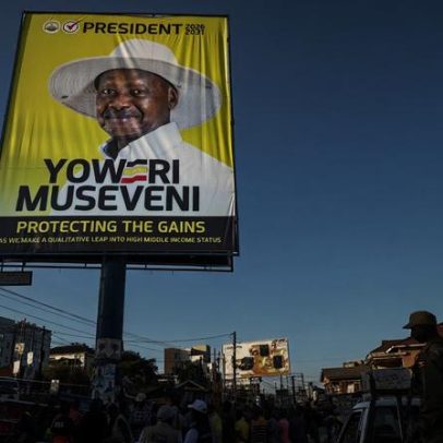 Presidente do Uganda é reeleito em eleições contestadas pela oposição