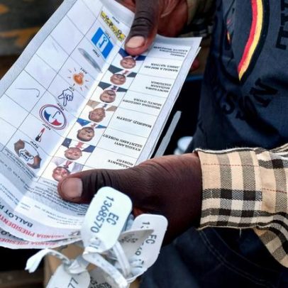 Exército do Uganda nega ter levado líder da oposição à força