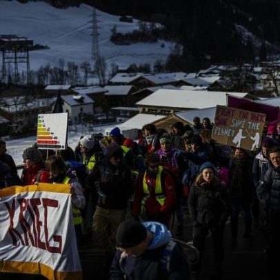 Centenas de manifestantes marcham em direção a Davos