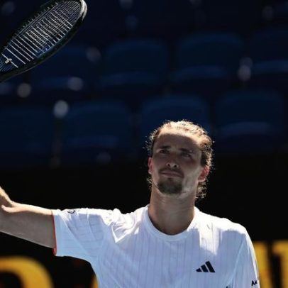 Zverev perde um set, avança à segunda ronda