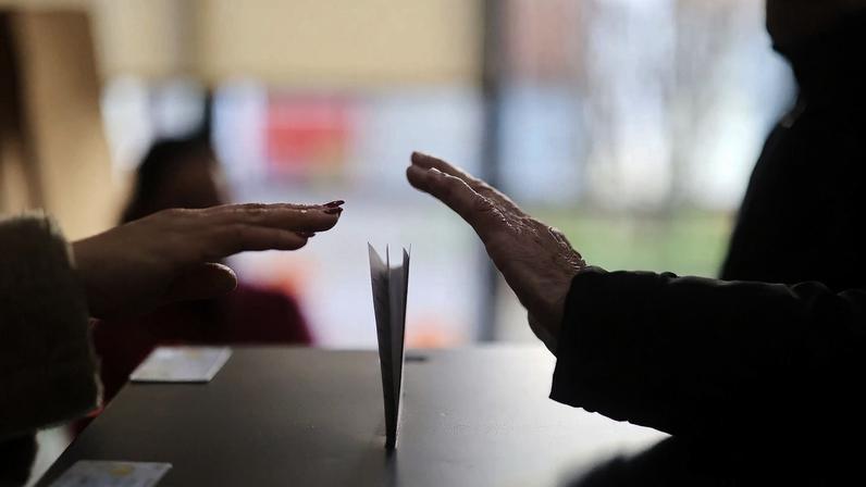 Um eleitor exerce o seu direito de voto para as eleições presidenciais, em Cepelos, Amarante, 18 de janeiro de 2026. Mais de 11 milhões de eleitores são chamados a eleger o novo Presidente da República Portuguesa, que sucederá a Marcelo Rebelo de Sousa, que atingiu o limite dos seus mandatos. Há 11 candidatos aceites, um número recorde.