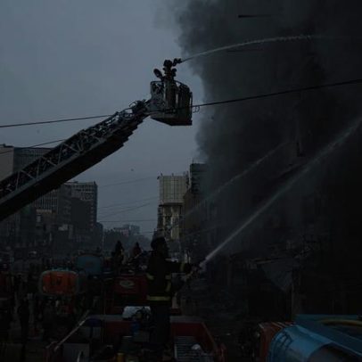 Incêndio em centro comercial no Paquistão faz dez mortos