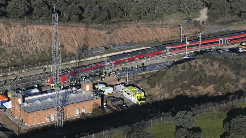 Uma vista aérea do local onde, a 18 de janeiro, pelo menos 39 pessoas morreram após um comboio de alta velocidade que transportava mais de 300 passageiros descarrilar e colidir com outro comboio que viajava na direção oposta numa via adjacente perto da cidade de Adamuz, na província de Córdoba, 19 de janeiro de 2026.