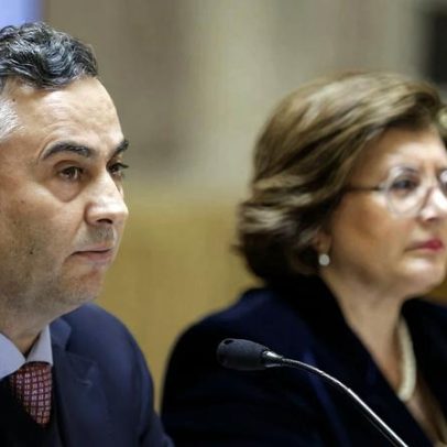 Provas de ingresso reduzidas para universidade em 2026/2027