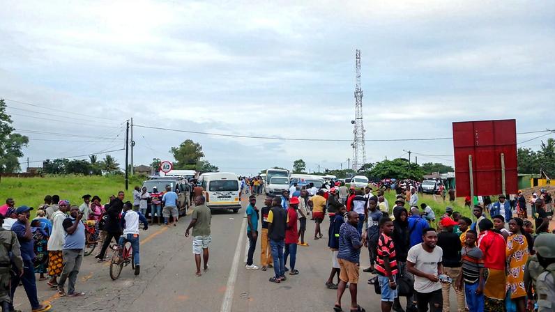 Na base improvisada no bairro 03 de Fevereiro, norte de Maputo, os helicópteros não param, com mantimentos para centenas de sitiados pelas cheias, em Manhiça, Moçambique, 20 de janeiro de 2026. As autoridades moçambicanas admitem que a gravidade destas cheias, que resultam de vários dias de forte chuva, que obrigaram à descarga de barragens, em Moçambique e nos países vizinhos, já será semelhante às de 2000.
