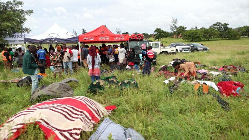 Na base improvisada no bairro 03 de Fevereiro, norte de Maputo, os helicópteros não param, com mantimentos para centenas de sitiados pelas cheias, em Manhiça, Moçambique, 20 de janeiro de 2026. As autoridades moçambicanas admitem que a gravidade destas cheias, que resultam de vários dias de forte chuva, que obrigaram à descarga de barragens, em Moçambique e nos países vizinhos, já será semelhante às de 2000.