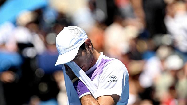 Nuno Borges de Portugal limpa o rosto durante o jogo da terceira ronda contra Learner Tien do dia 6 do torneio de ténis do Australian Open de 2026 no Melbourne Park em Melbourne, Austrália, 23 de janeiro de 2026.