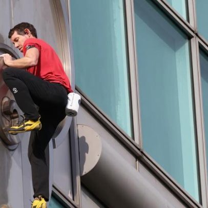Alex Honnold escala o arranha-céus mais alto de Taiwan