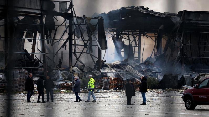 Incêndio de grandes proporções eclodiu após explosão na fábrica Violanta perto de Trikala, a 320 km de Atenas.