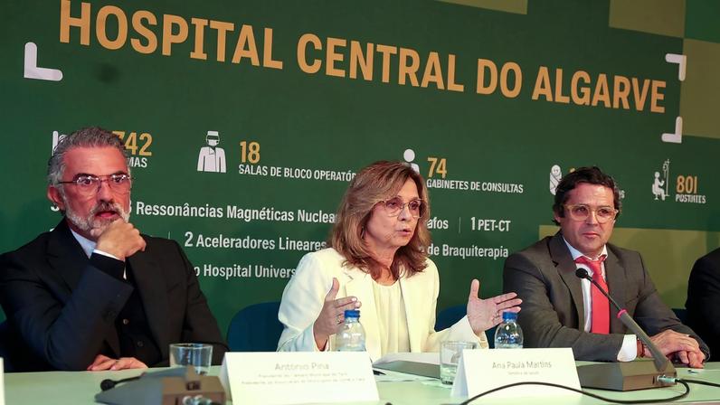 A ministra da Saúde, Ana Paula Martins (C), ladeada pelo presidente da Câmara Municipal de Faro, António Miguel Pina (E), e pelo presidente da Câmara Municipal de Loulé, Temo Pinto (D), intervém na cerimónia da assinatura de acordo estratégico para o Hospital Central do Algarve entre o Ministério da Saúde (ACSS e ULS Algarve), a Associação de Municípios Loulé/Faro e os respetivos municípios, na apresentação do novo Hospital Central do Algarve, no Parque das Cidades, em Faro, 26 de janeiro de 2026. LUÍS FORRA/LUSA