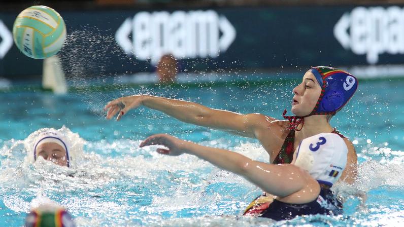 A jogadora de Portugal, Machado M. (D), disputa a bola com a jogadora da Roménia, Szeghalmi K. (E), durante o jogo do Europeu de Polo Aquático Feminino, realizado no Complexo Olímpico de Piscinas do Funchal, no Funchal, ilha da Madeira, 26 de janeiro de 2026. HOMEM DE GOUVEIA/LUSA