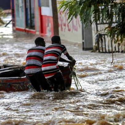 Carros deram lugar a barcos a remos nas ruas de Xai-Xai, Moçambique