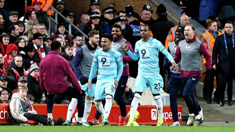 Marcus Edwards marcou o golo do Burnley