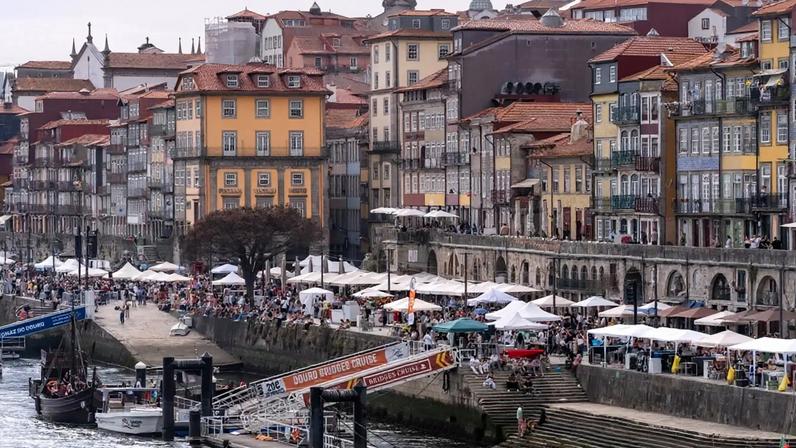 A Proteção Civil já distribuiu pelos comerciantes e moradores da zona ribeirinha um aviso com medidas preventivas e contactos de emergência