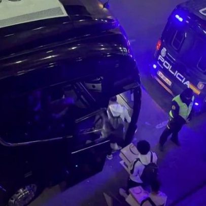 Jogadores do Valência vãoados e escoltados para fora do estádio