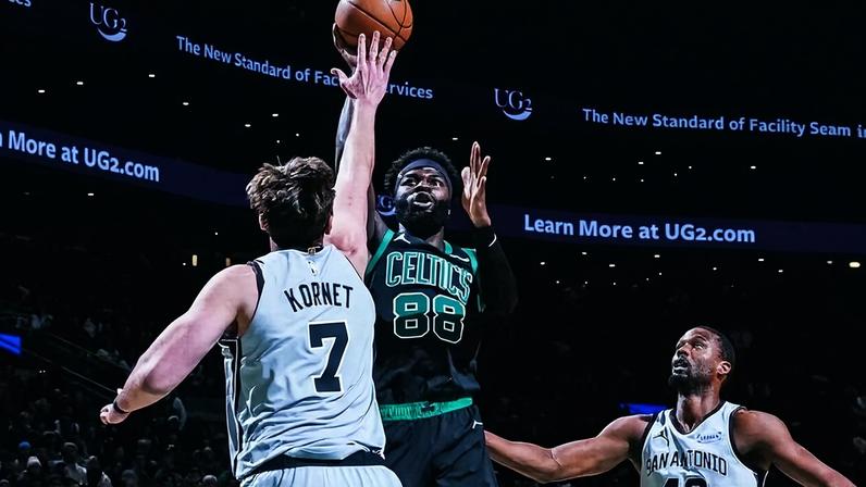 Neemias Queta frente aos San Antonio Spurs - Foto: X/Boston Celtics