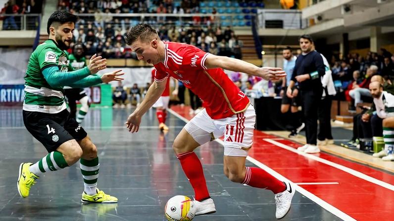 Tomás Paçó tenta impedir progressão de Ivan Chishkala (Diogo Pinto/FPF)