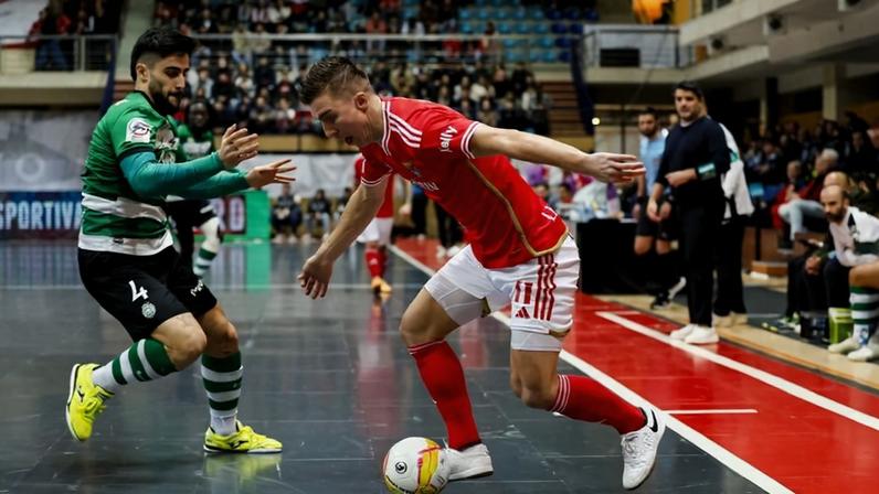 Tomás Paçó tenta impedir progressão de Ivan Chishkala (Diogo Pinto/FPF)
