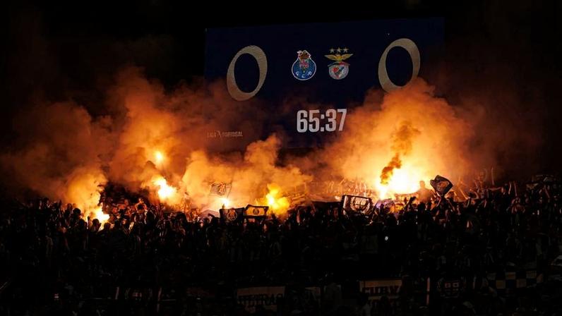 Momento de pirotecnia durante o clássico entre FC Porto e Benfica, a contar para a Liga