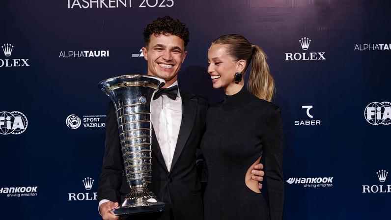 Lando Norris recebeu, na sexta-feira, o primeiro título de campeão do Mundo de Fórmula 1 e teve a companhia da namorada, a atriz portuguesa Margarida Corceiro