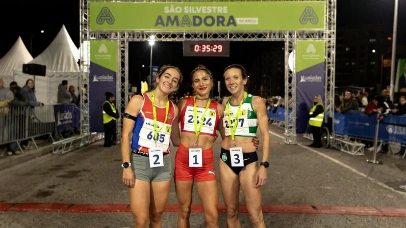 A vencedora Laura Taborda (SC Braga) com Mariana Vargem (Benfica) e Ana Mafalda Ferreira (Sporting). Foto SC Braga
