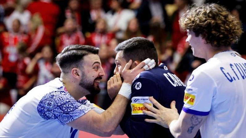 Celebração dos jogadores da Seleção Nacional de andebol após a vitória histórica sobre a Dinamarca no Euro 2026 (EHF)