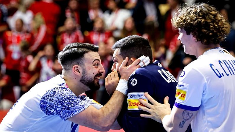 Celebração dos jogadores da Seleção Nacional de andebol após a vitória histórica sobre a Dinamarca no Euro 2026 (EHF)