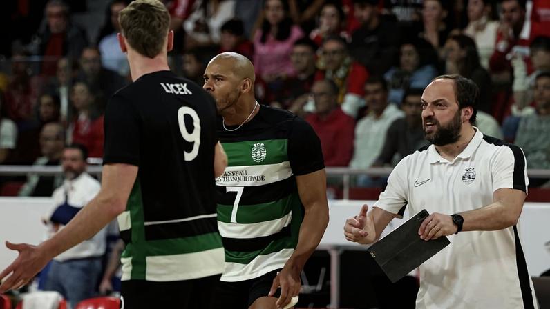 João Coelho, treinador de voleibol do Sporting não quer distrações. Foto TIAGO PETINGA/Lusa