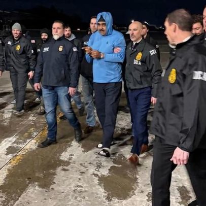 Nicolás Maduro chega algemado à prisão de Nova Iorque, novas imagens