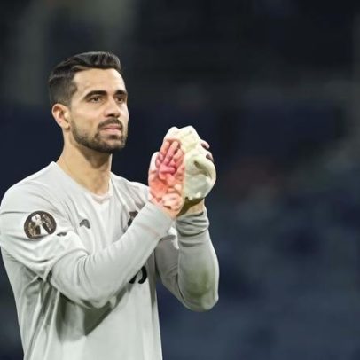 DGS em lance junto à baliza de Diogo Costa