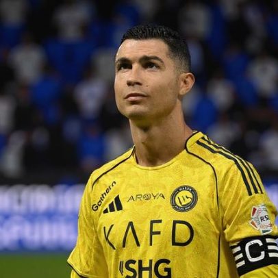 Ronaldo cumprimenta guarda-redes adversário após golo da vitória do Al Nassr