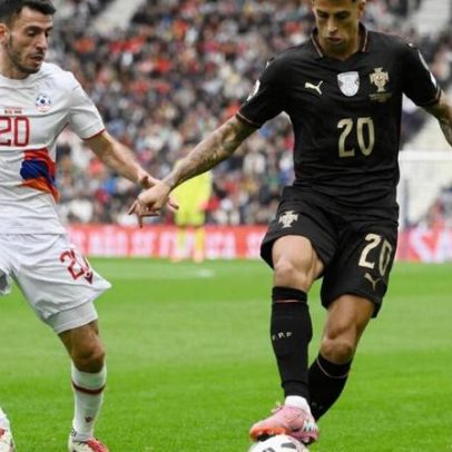 Avançado senegalês perto de Sporting e Cancelo de regresso à Catalunha