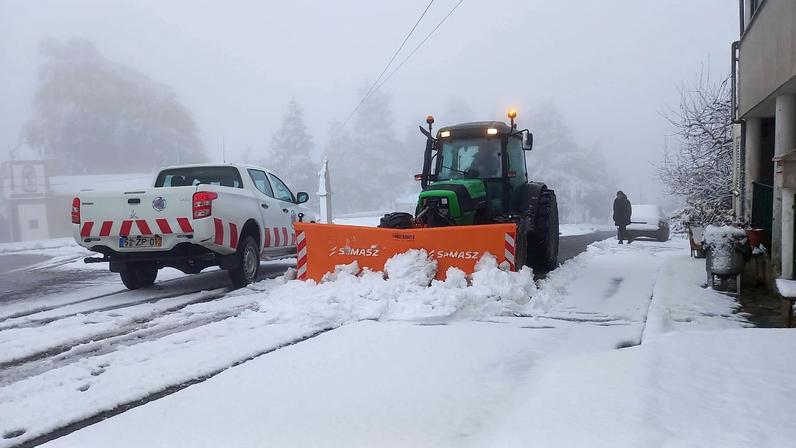 Proteção Civil mantém limpeza das estradas em Trancoso devido à neve