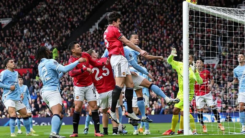 Na trave! Bola teleguiada de Bruno Fernandes ia dando golo nos primeiros segundos