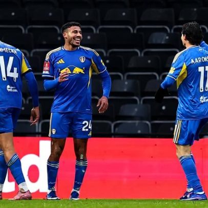 Leeds vira na segunda parte e segue na FA Cup