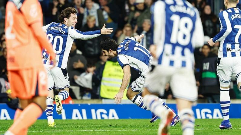 Goncalo Guedes celebra o golo ao Barcelona