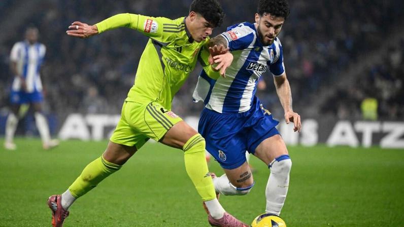 Ángel Alarcón em ação pelo F. C. Porto no jogo do campeonato com o AVS