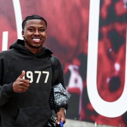 Sidny inscrito pelo Benfica pode ser opção do Estoril