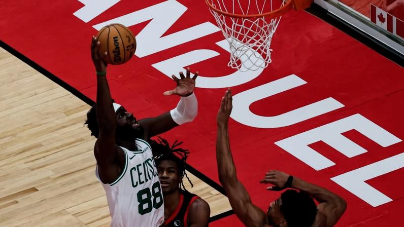 Neemias Queta entra em ação pelos Boston Celtics diante dos Detroit Pistons - Foto: Imago