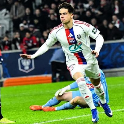 Afonso Moreira marca golo após falha do guarda-redes em vídeo