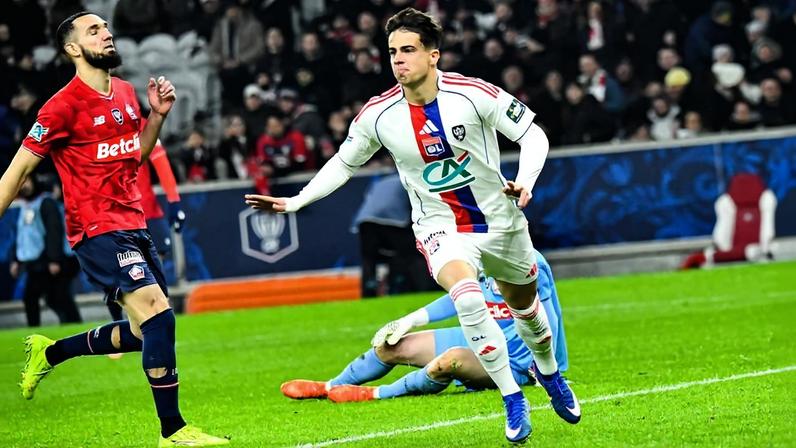 Afonso Moreira marca golo após falha do guarda-redes em vídeo