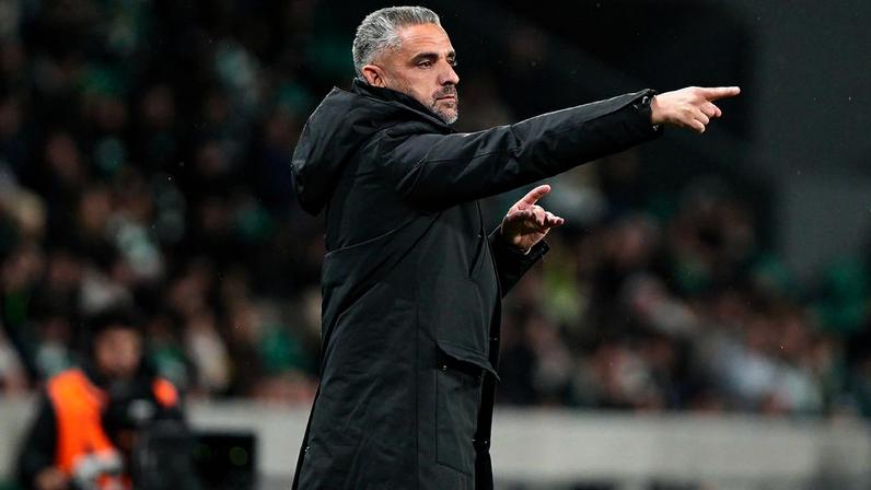 Rui Borges no banco do Sporting.